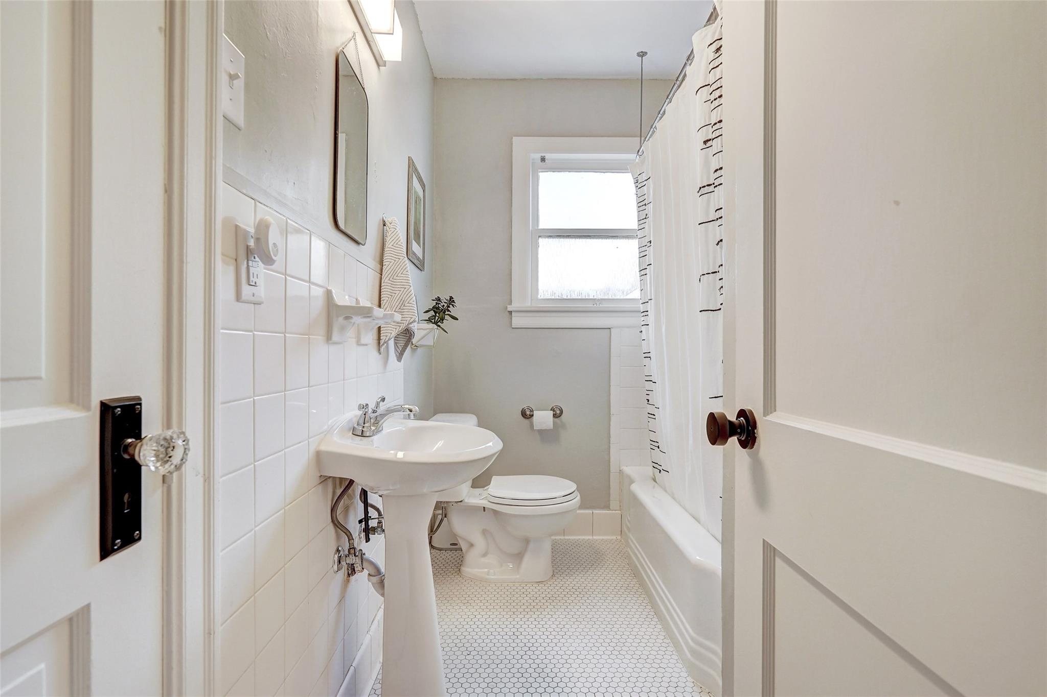 5204 Huisache St # 1, Austin, TX 78751