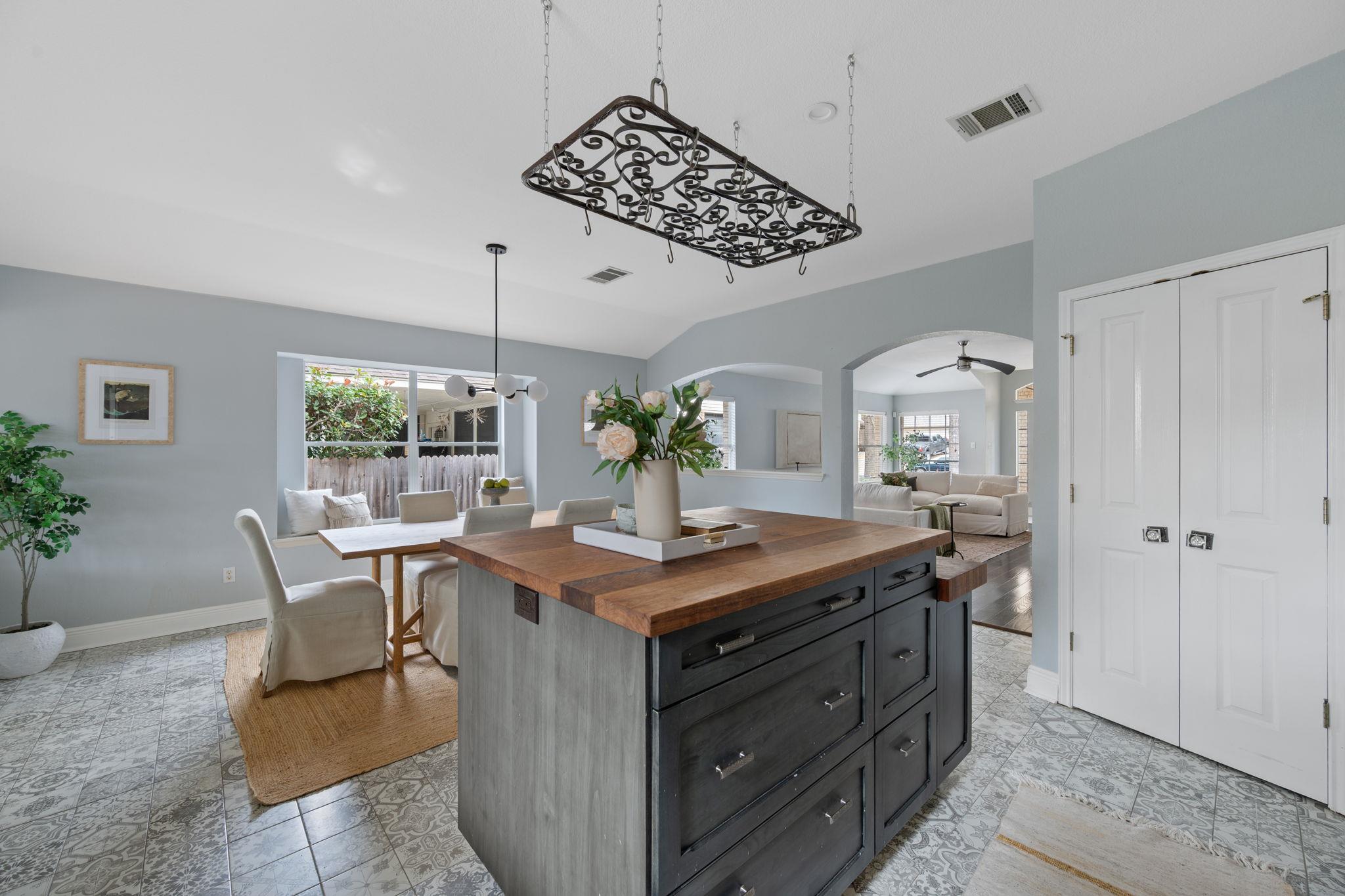 8121 Luling Ln, Austin, TX 78729