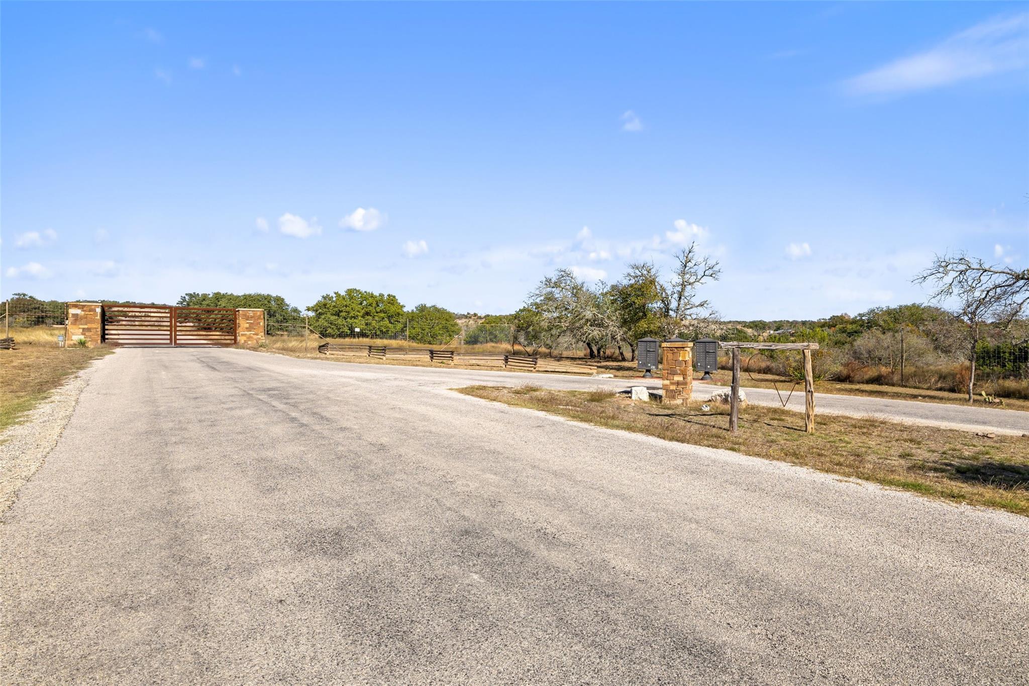 271 S Cielo Vista Ct, Fredericksburg, TX 78624