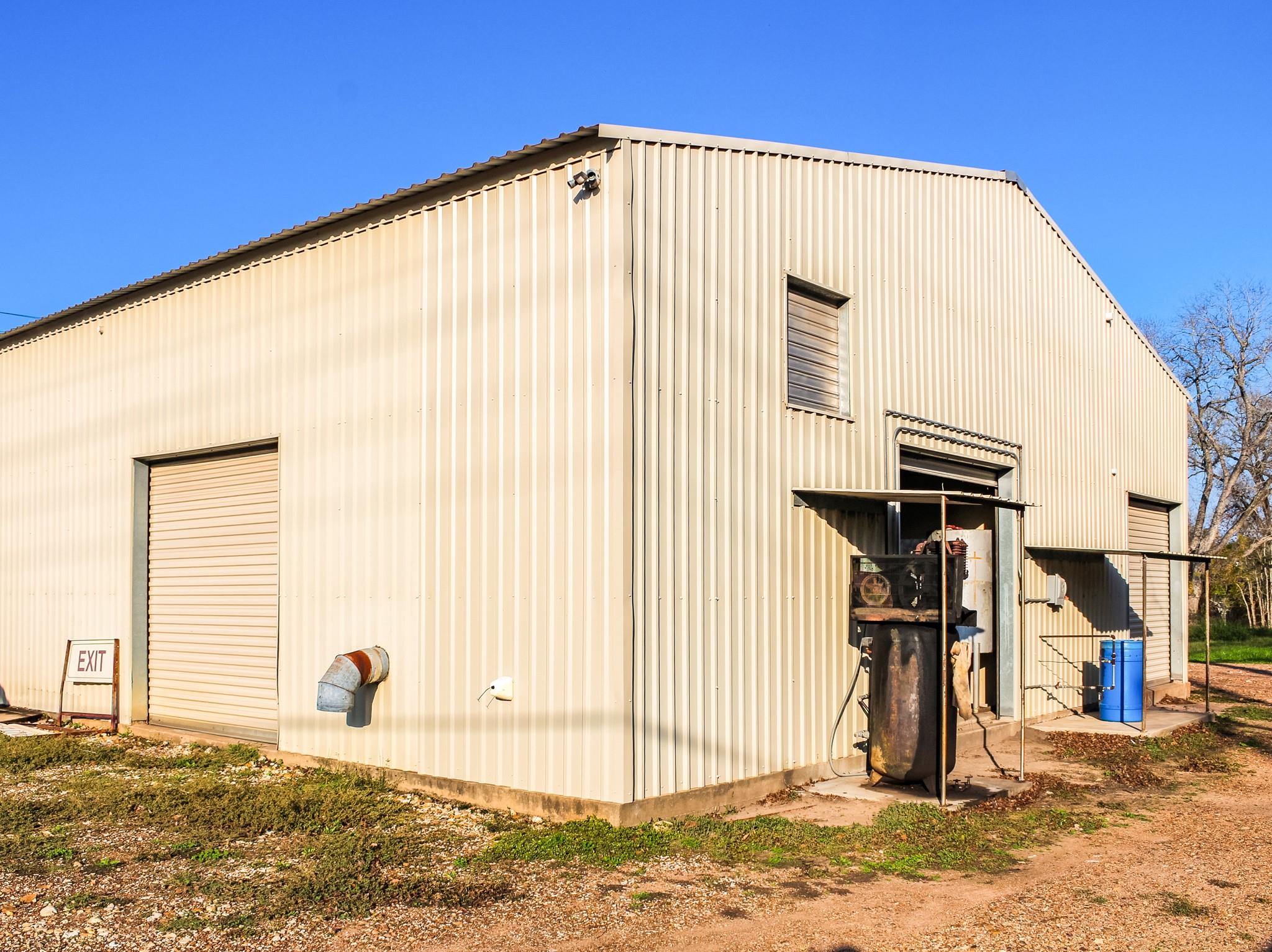 201 S Ridge St, Hallettsville, TX 77964