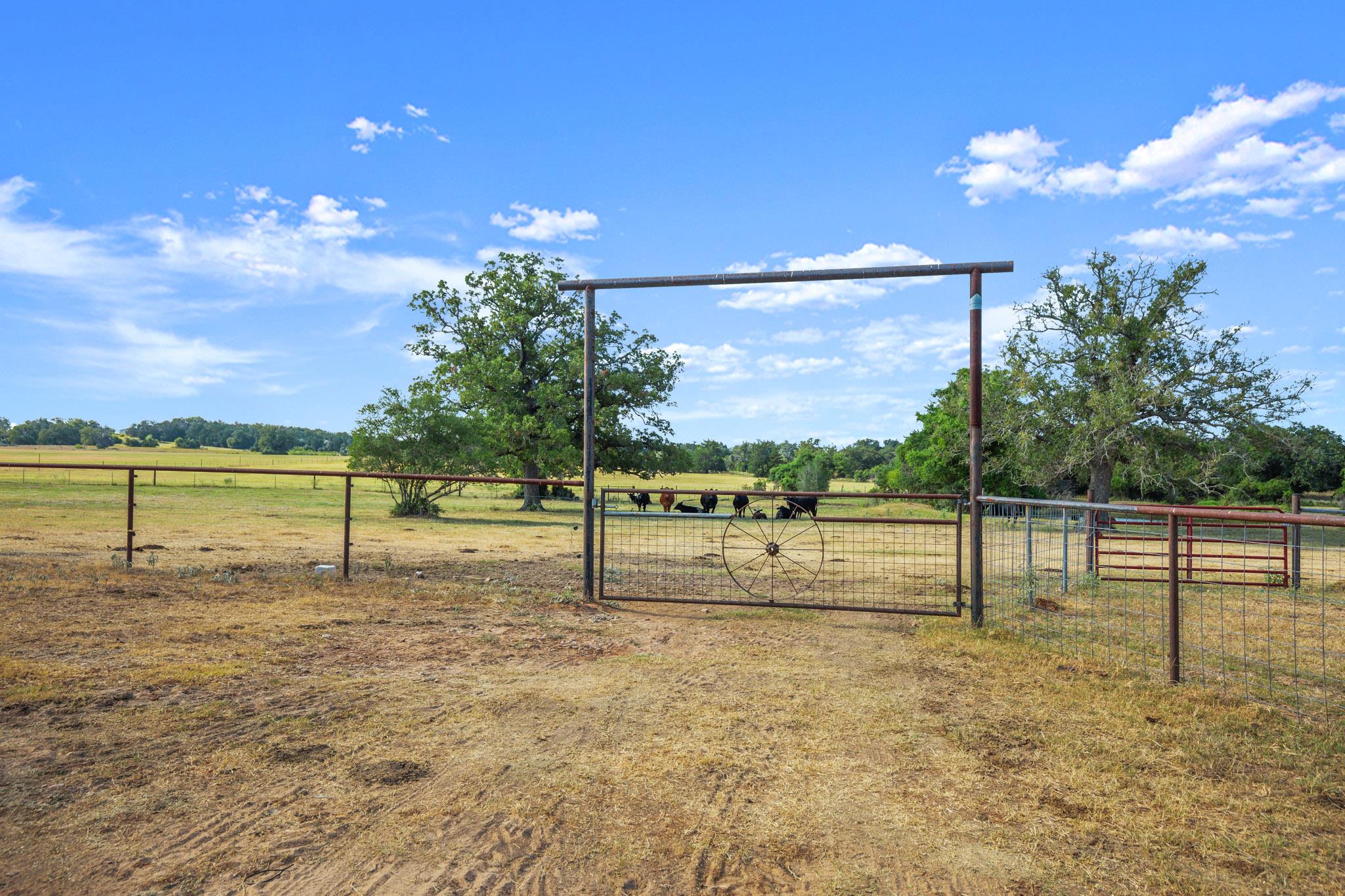 1099 Private Road 1061, Paige, TX 78659