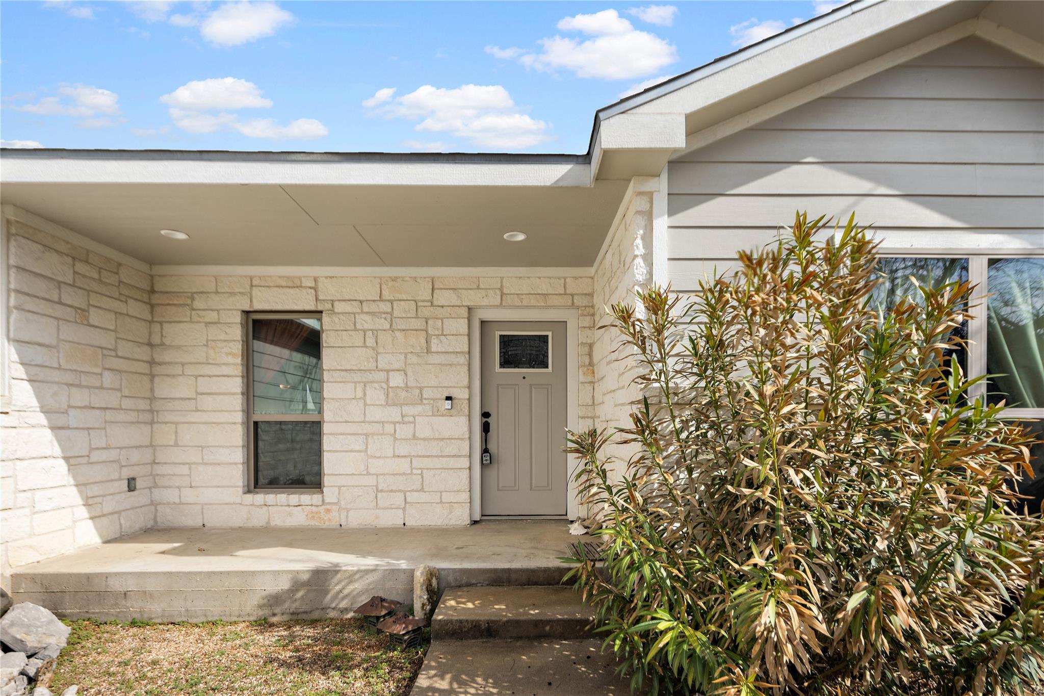 142 W Persimmon Dr, Granite Shoals, TX 78654