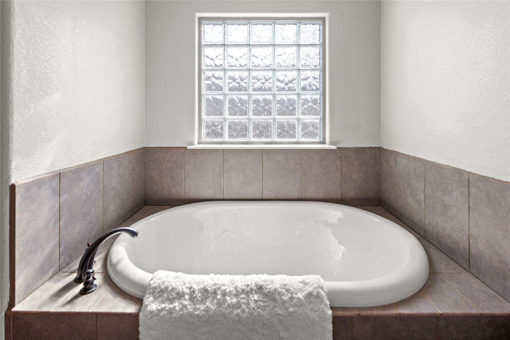 142 W Persimmon Dr, Granite Shoals, TX 78654