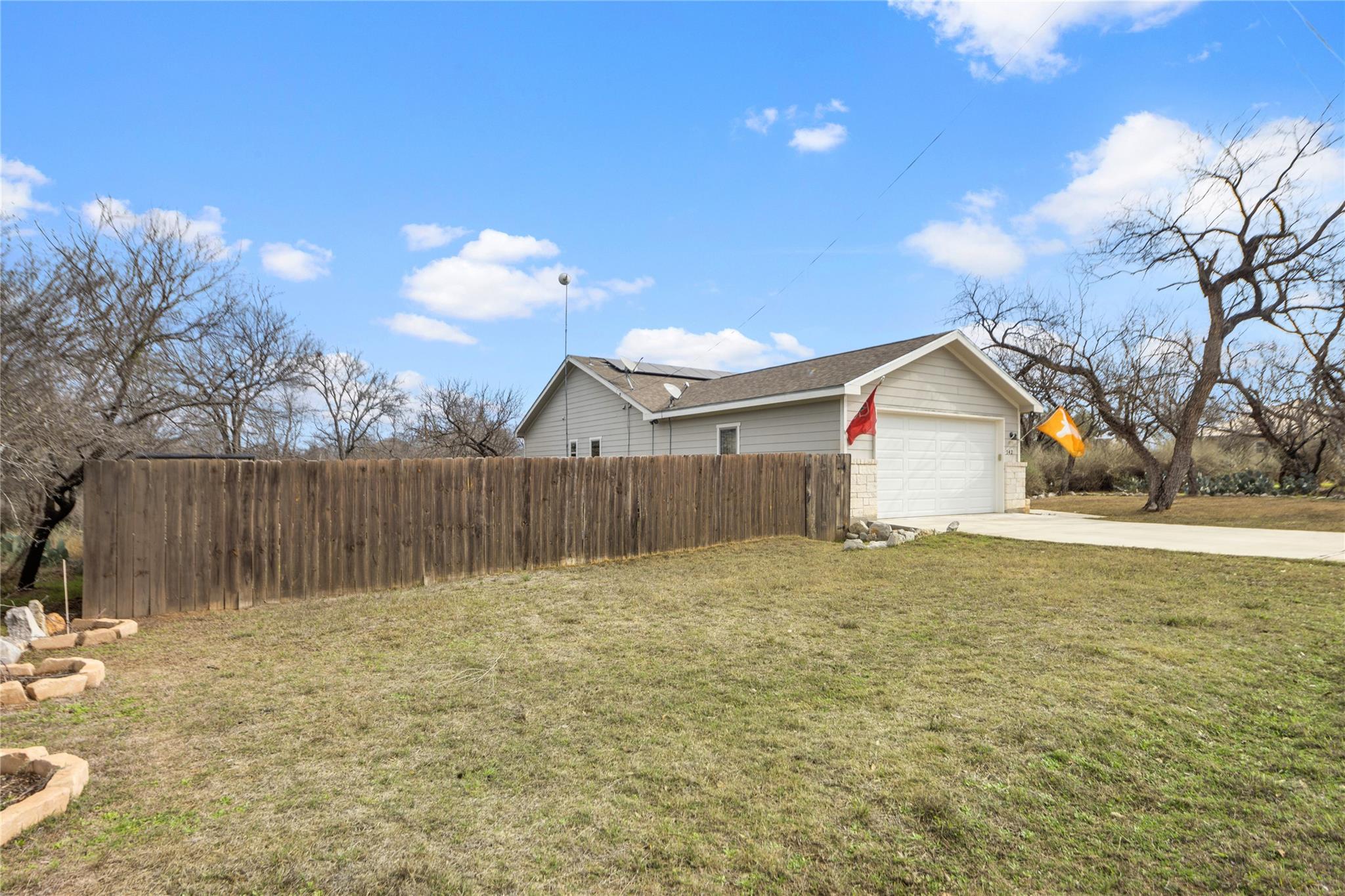 142 W Persimmon Dr, Granite Shoals, TX 78654