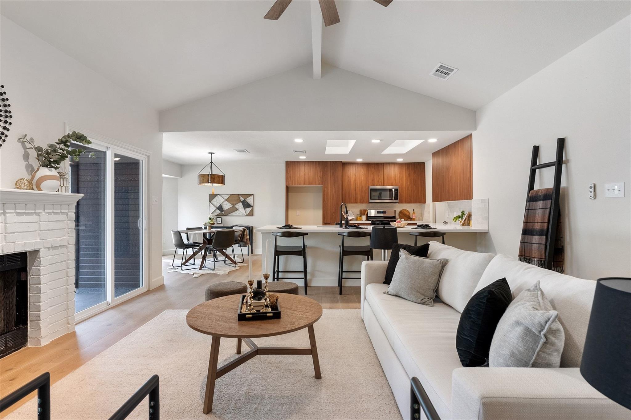 10106 LINDSHIRE Ln, Austin, TX 78748