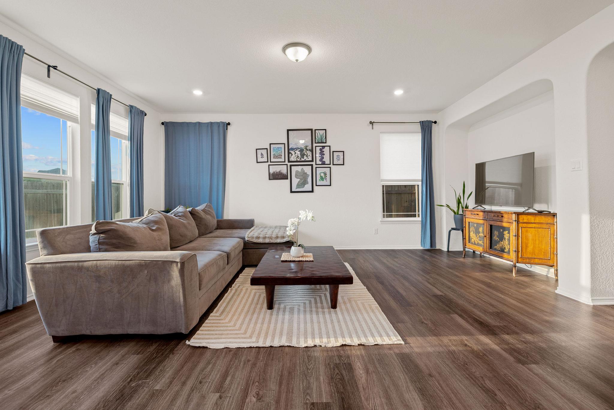 209 Sage Derby Dr, Hutto, TX 78634