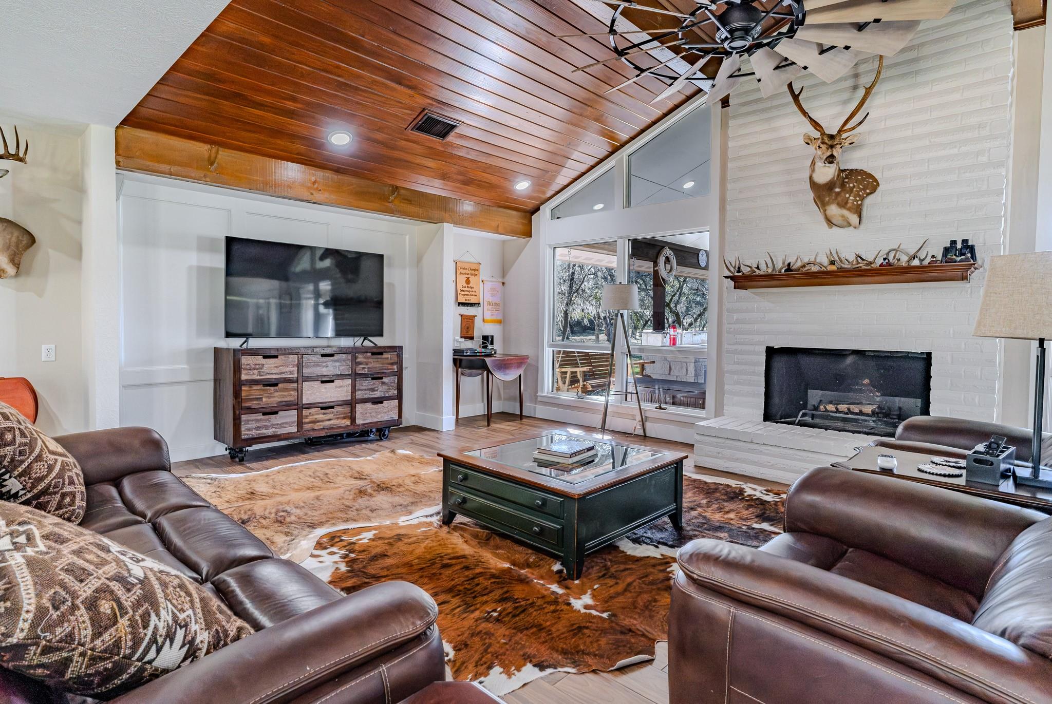 12570 FM 530, Hallettsville, TX 77964