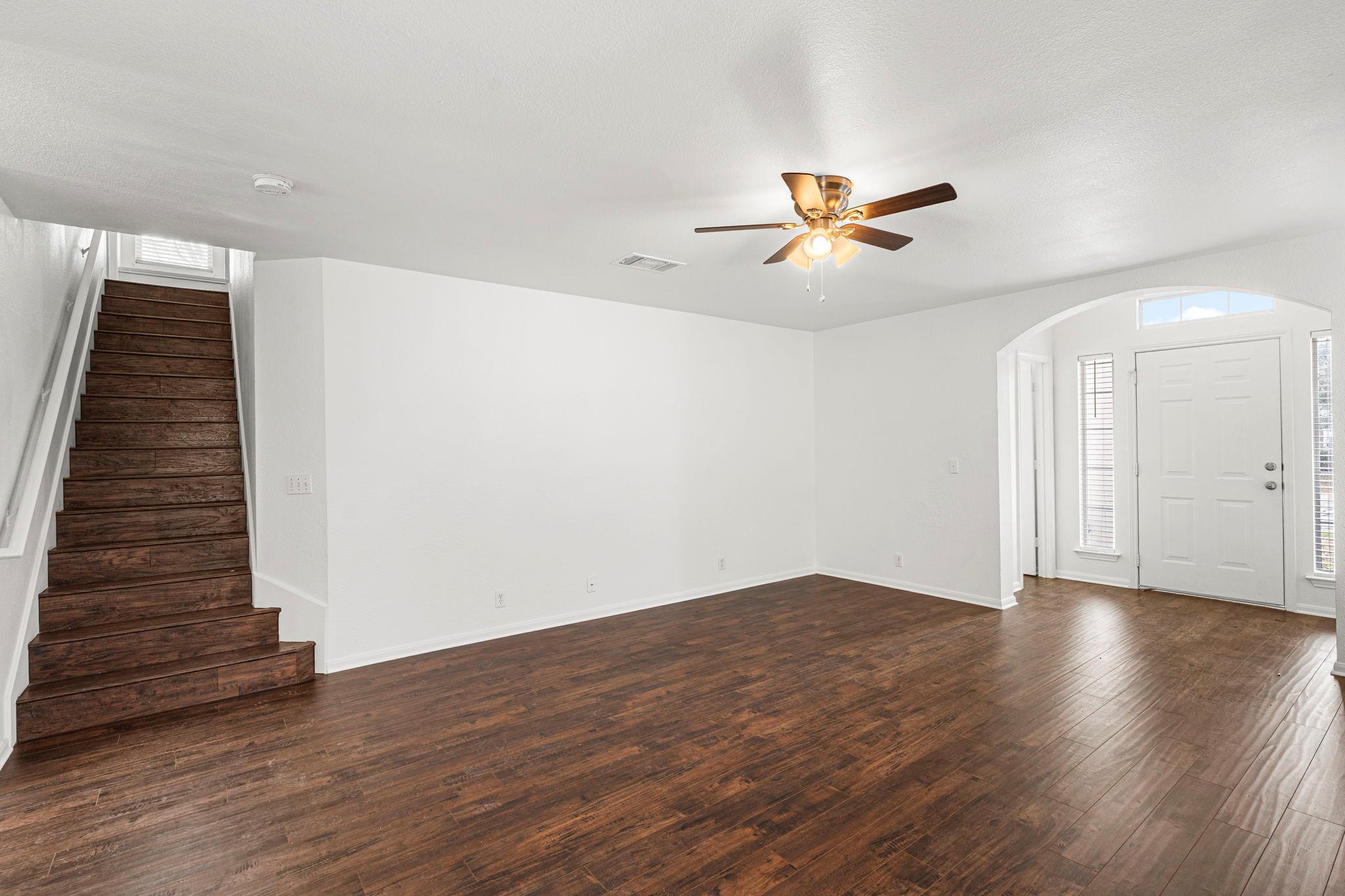 210 Summerside Ave, Lockhart, TX 78644