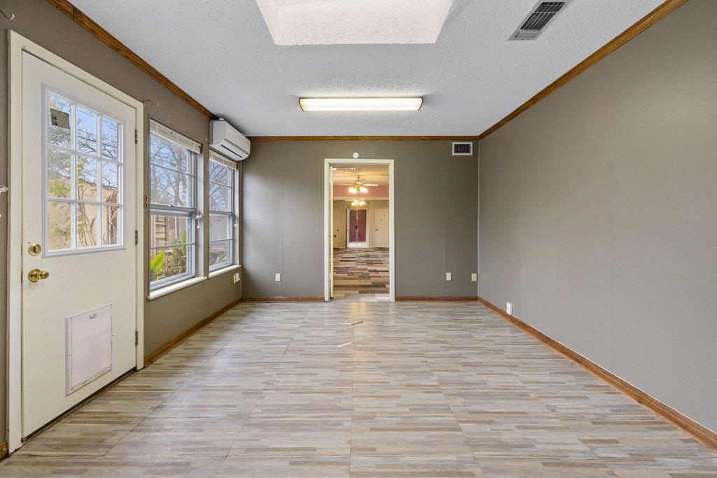 2204 Smith Ave, Taylor, TX 76574