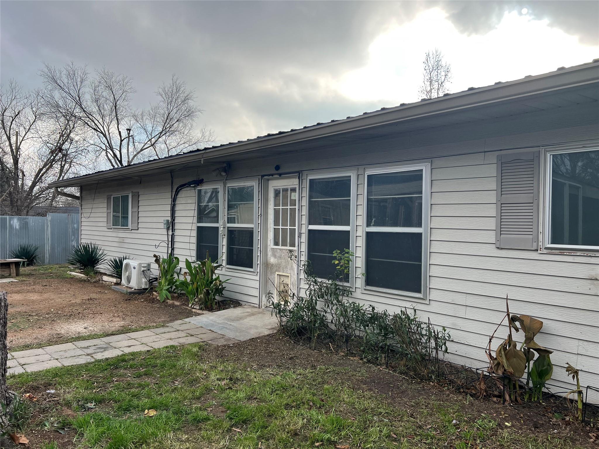 2204 Smith Ave, Taylor, TX 76574