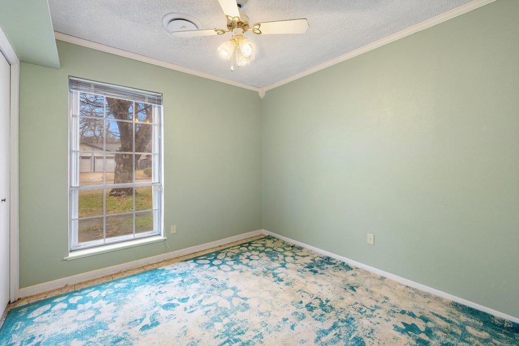 2204 Smith Ave, Taylor, TX 76574