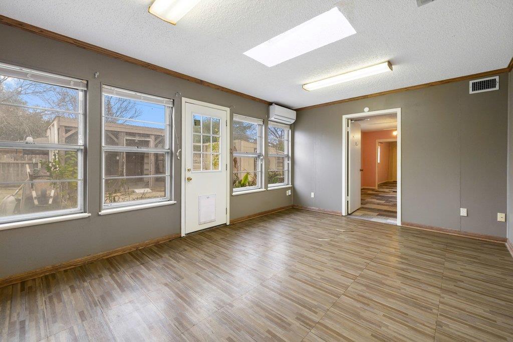 2204 Smith Ave, Taylor, TX 76574