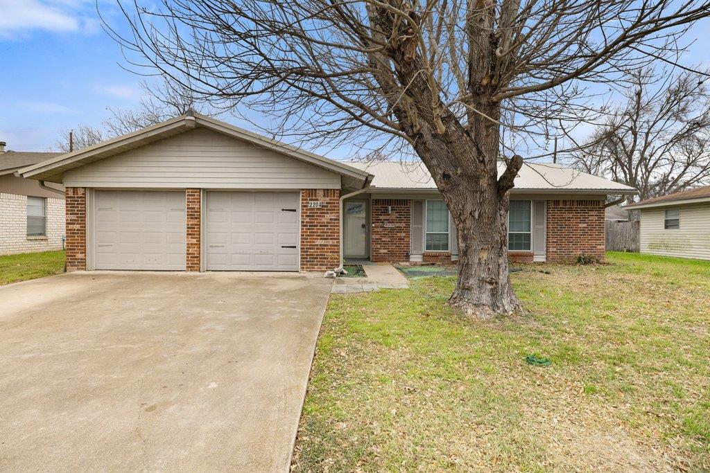 2204 Smith Ave, Taylor, TX 76574