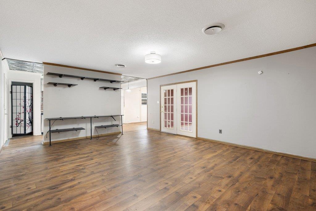 2204 Smith Ave, Taylor, TX 76574