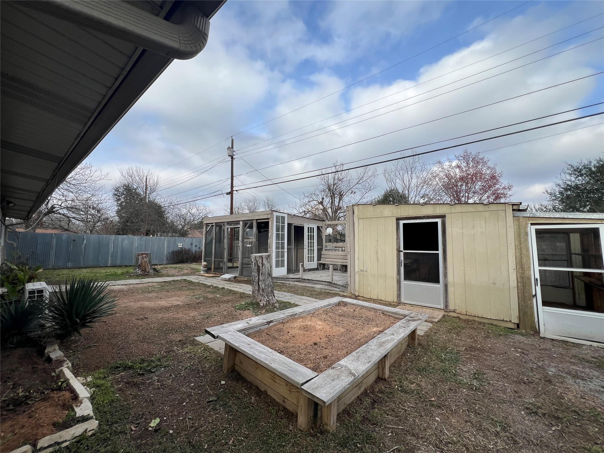 2204 Smith Ave, Taylor, TX 76574