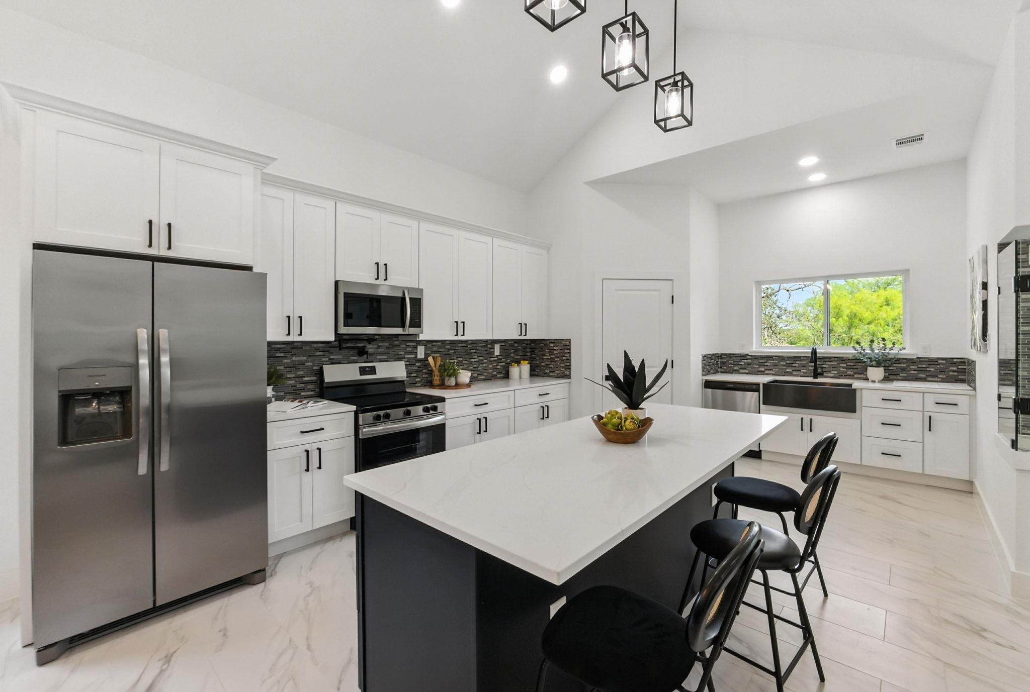 418 Bedford Dr, Spicewood, TX 78669