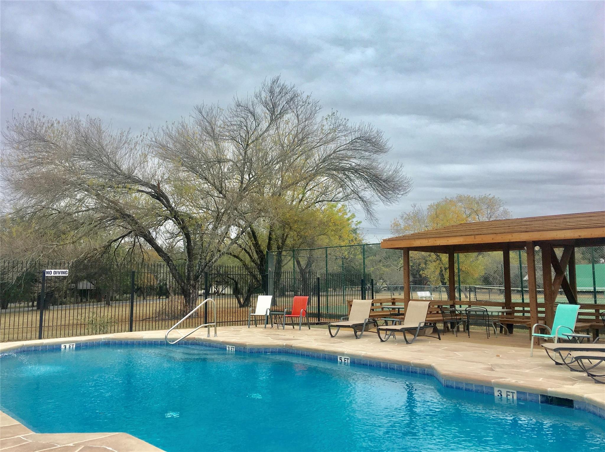 418 Bedford Dr, Spicewood, TX 78669