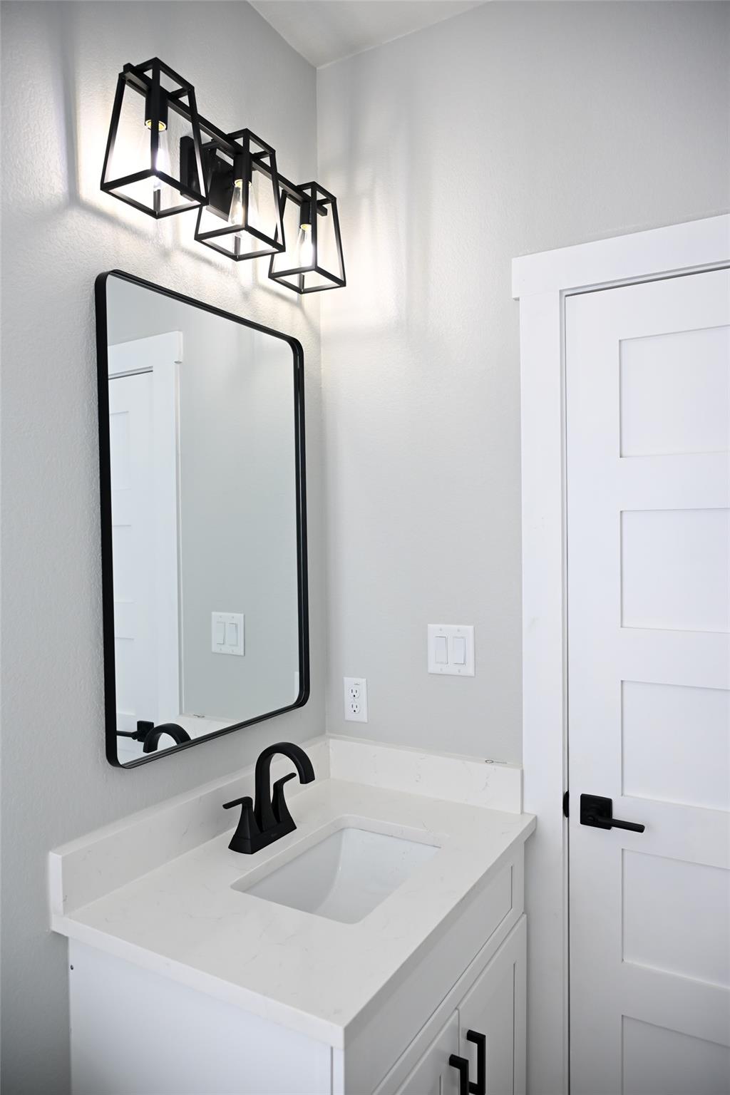 516 N Hackberry Ave, Luling, TX 78648