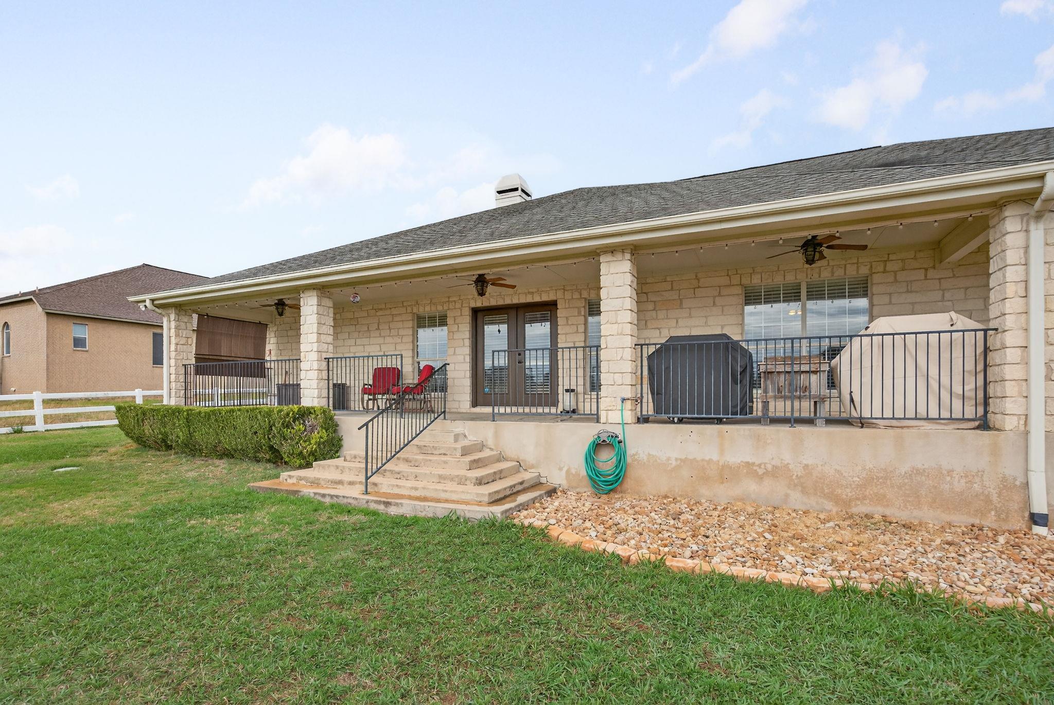 111 Lookout Cir, Hutto, TX 78634