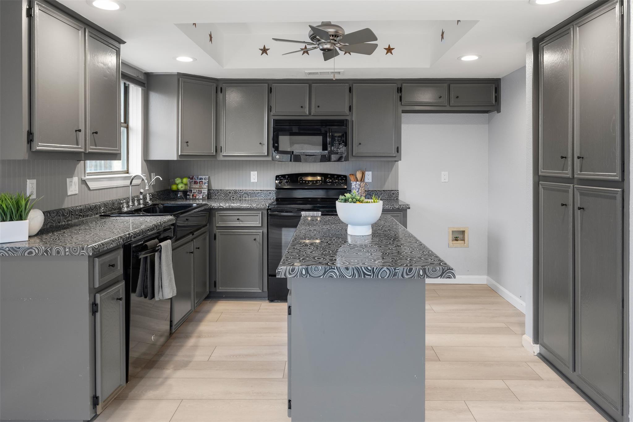 703 Oakridge Dr, Round Rock, TX 78681