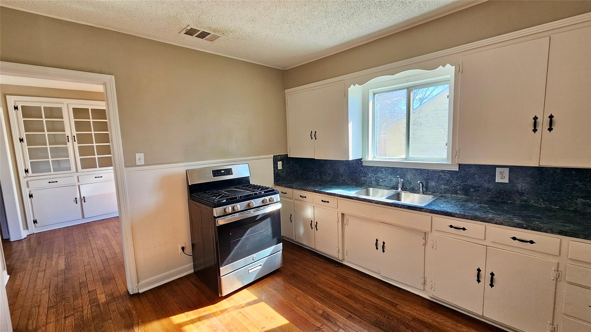 919 W 6th St, Taylor, TX 76574