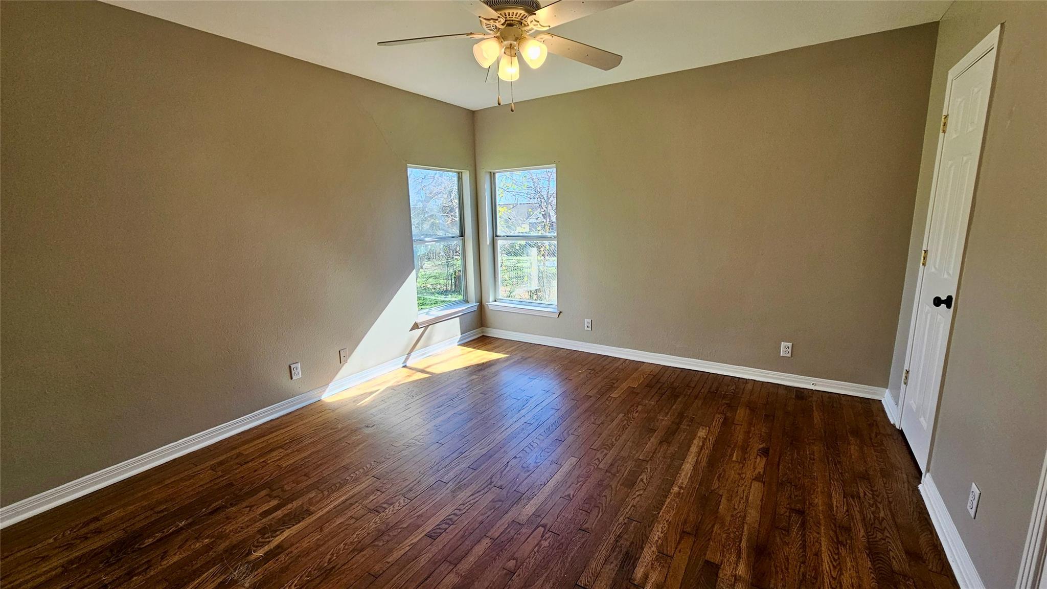 919 W 6th St, Taylor, TX 76574