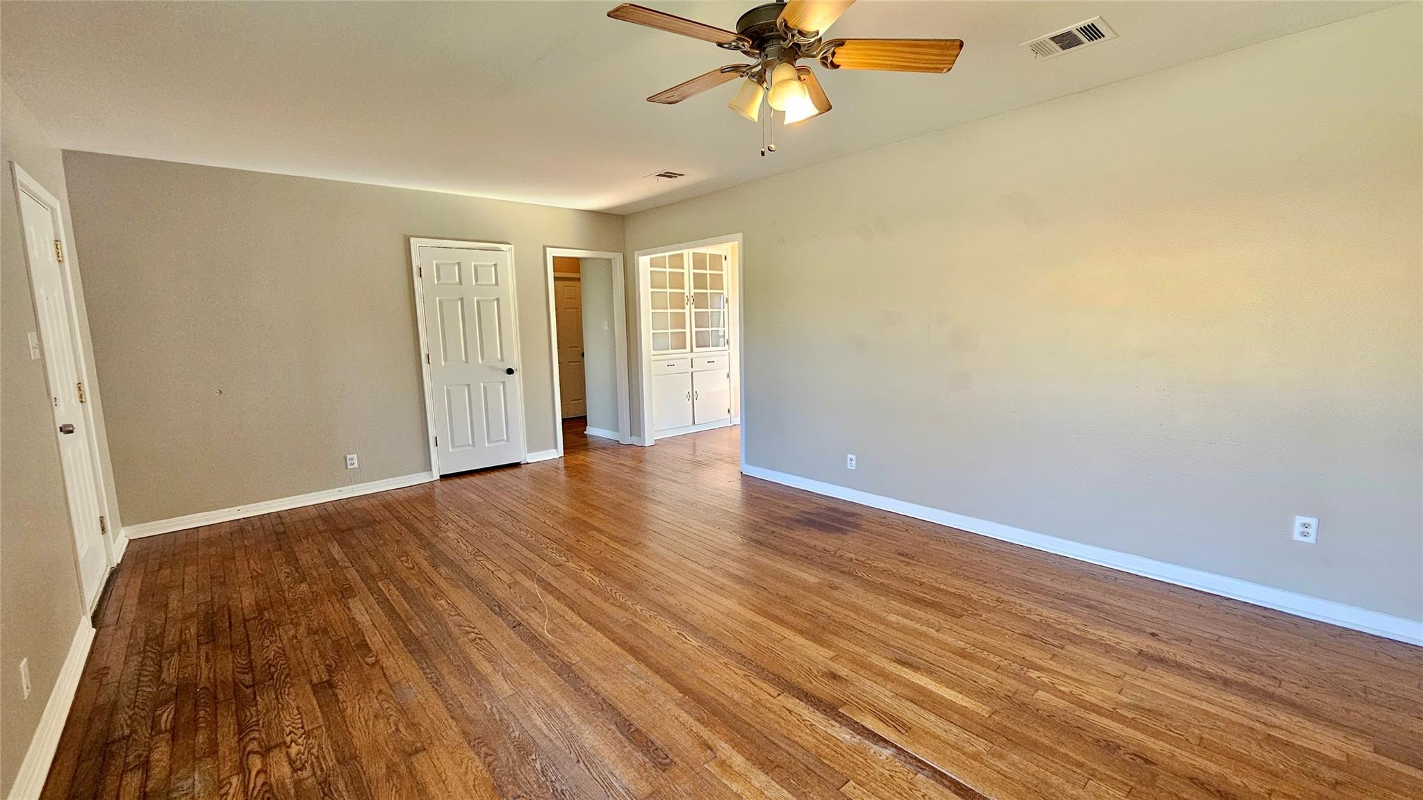 919 W 6th St, Taylor, TX 76574