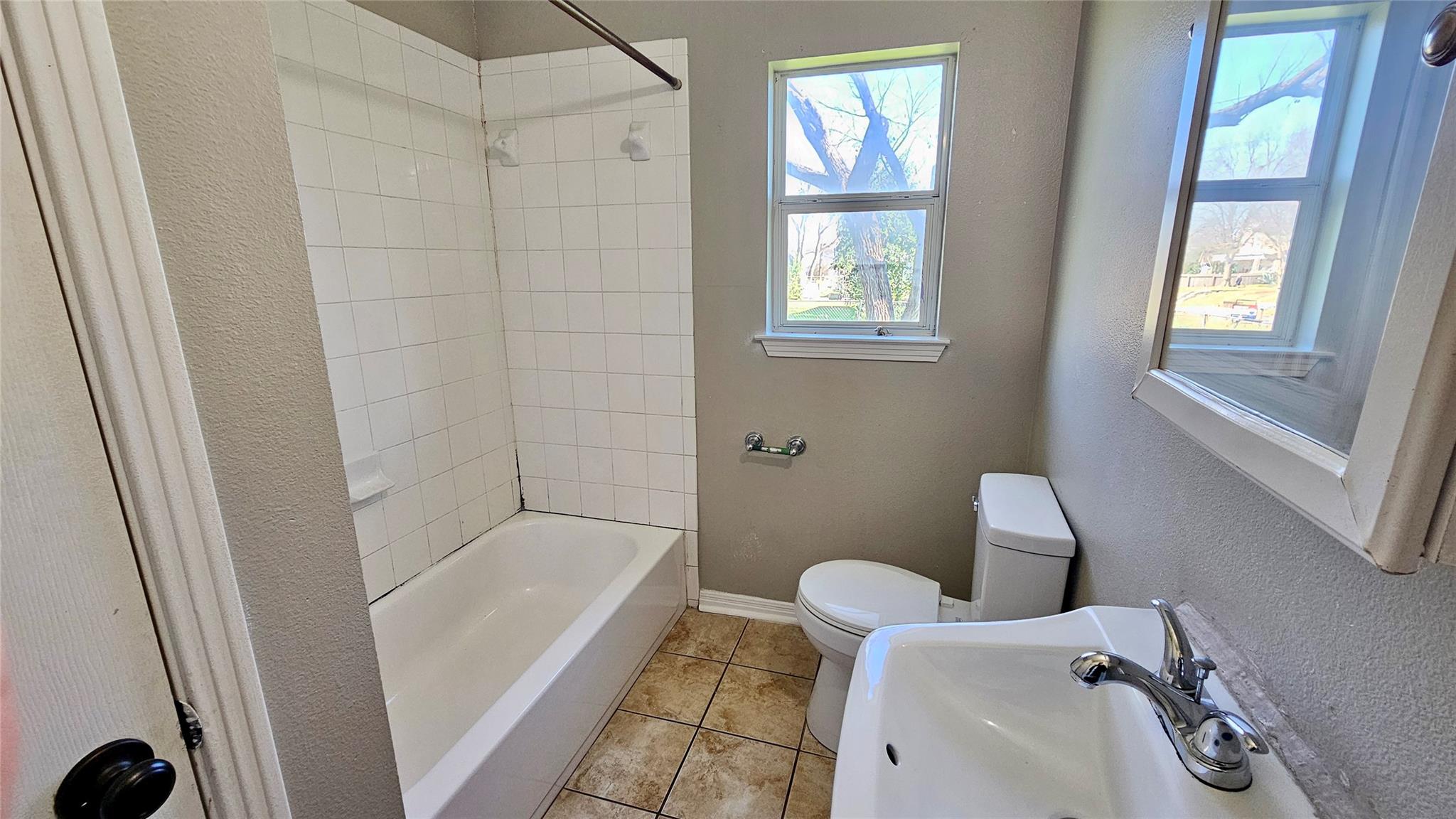 919 W 6th St, Taylor, TX 76574