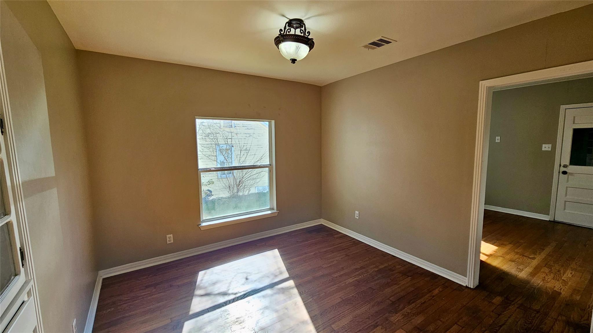 919 W 6th St, Taylor, TX 76574