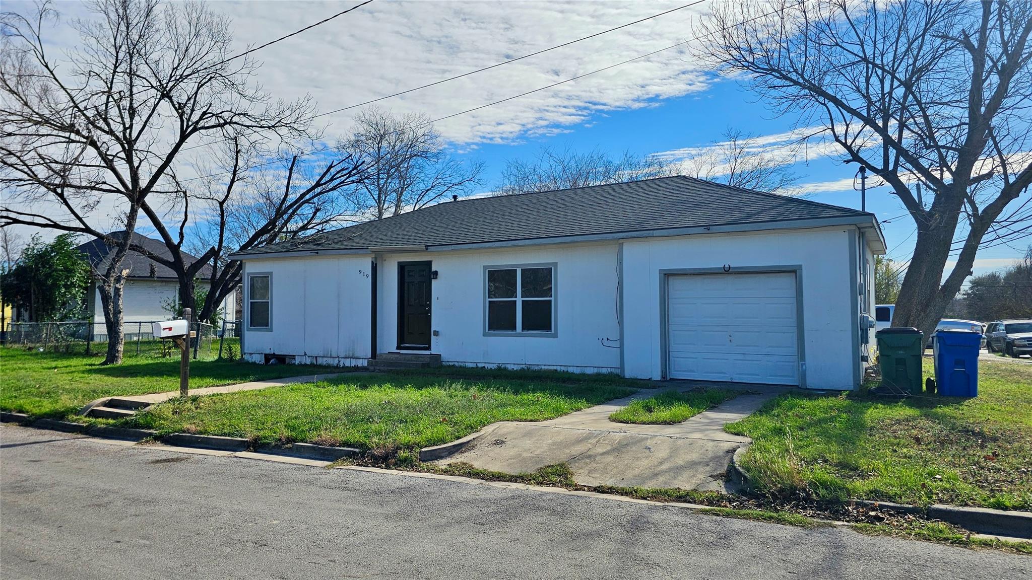 919 W 6th St, Taylor, TX 76574