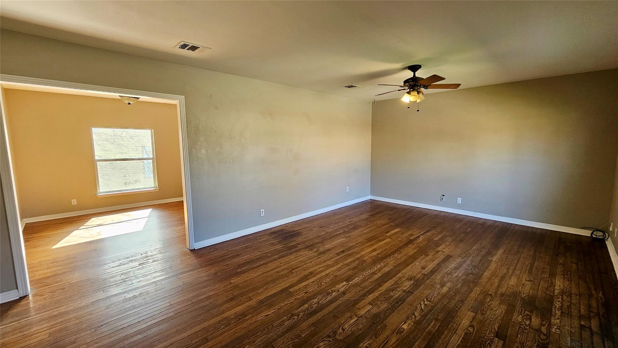 919 W 6th St, Taylor, TX 76574