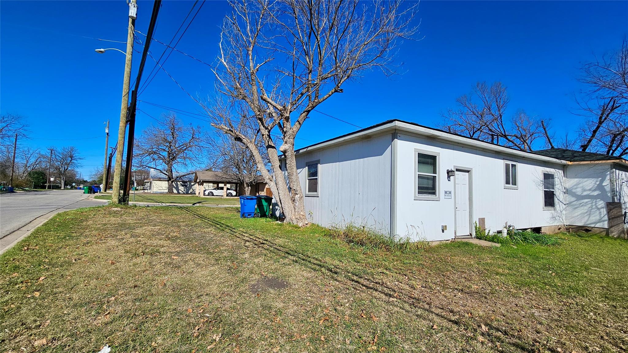 919 W 6th St, Taylor, TX 76574