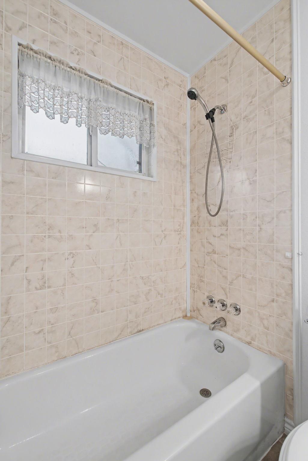 1720 Greenwood Ln, Kingsland, TX 78639