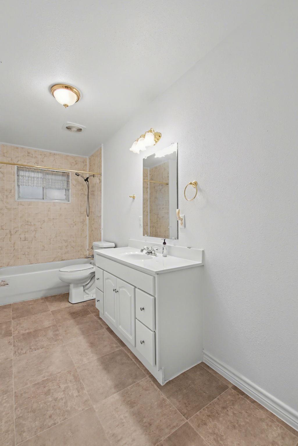 1720 Greenwood Ln, Kingsland, TX 78639