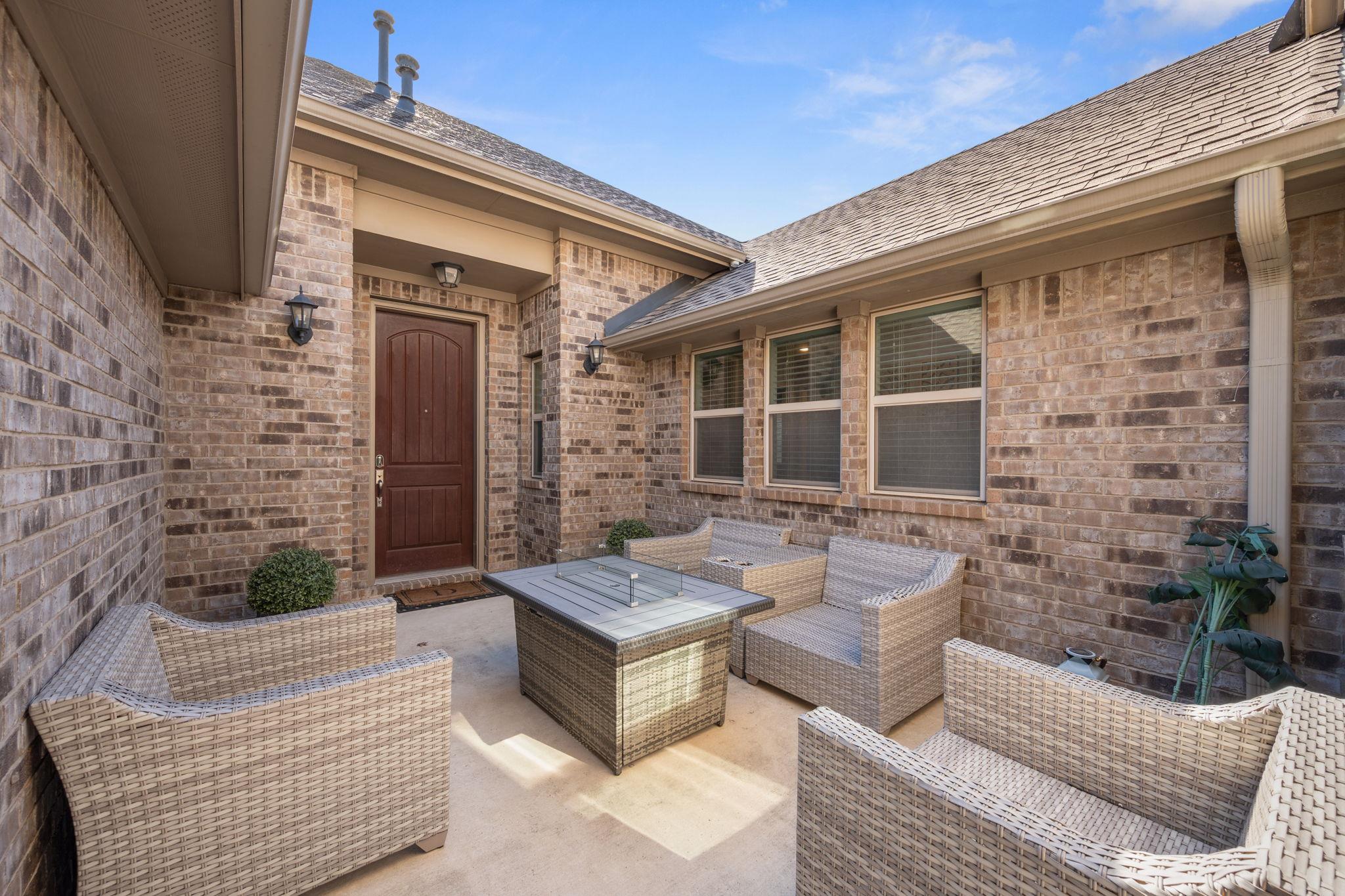 105 W Highfield St, Hutto, TX 78634