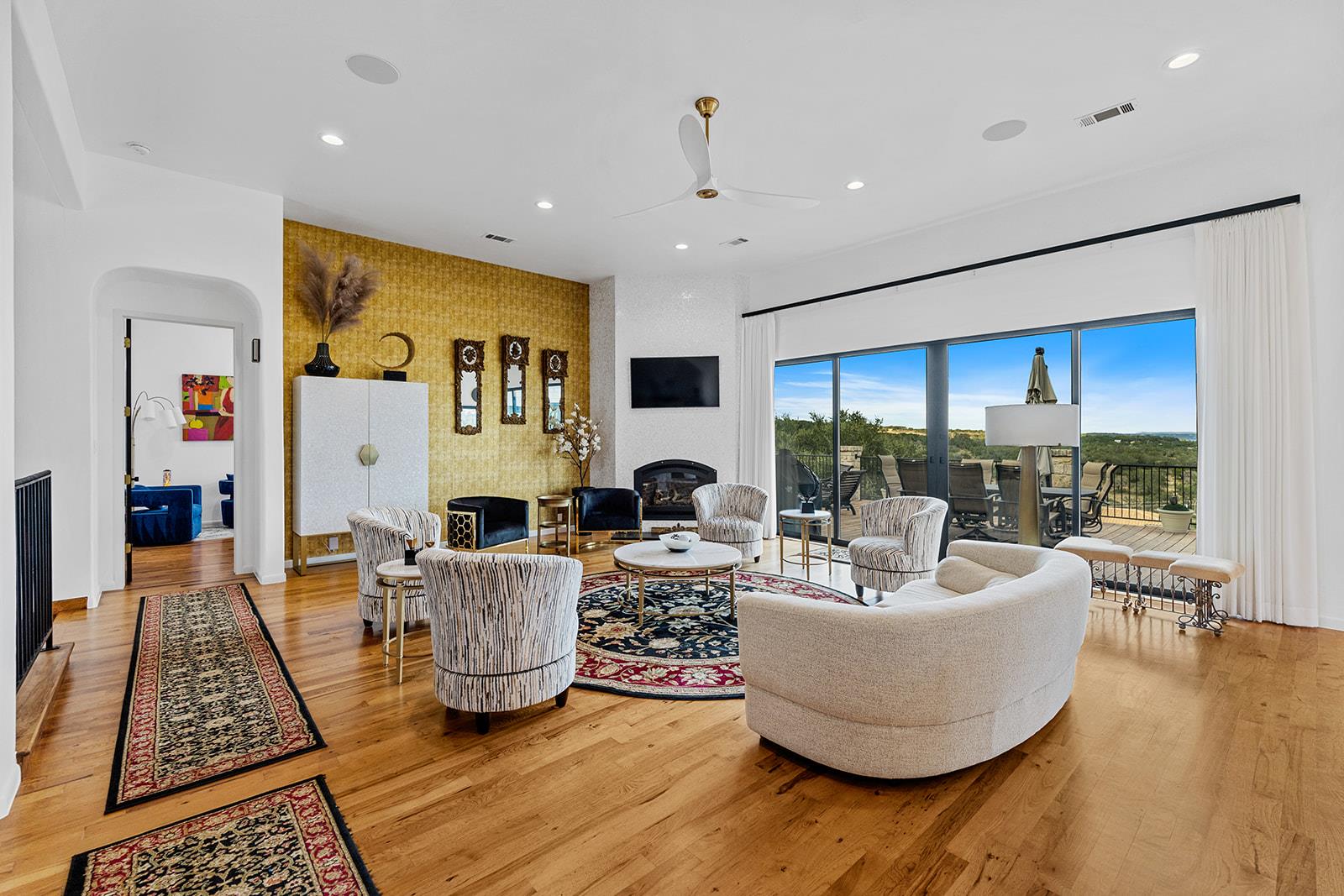 20516 Queen Bee Ln, Spicewood, TX 78669