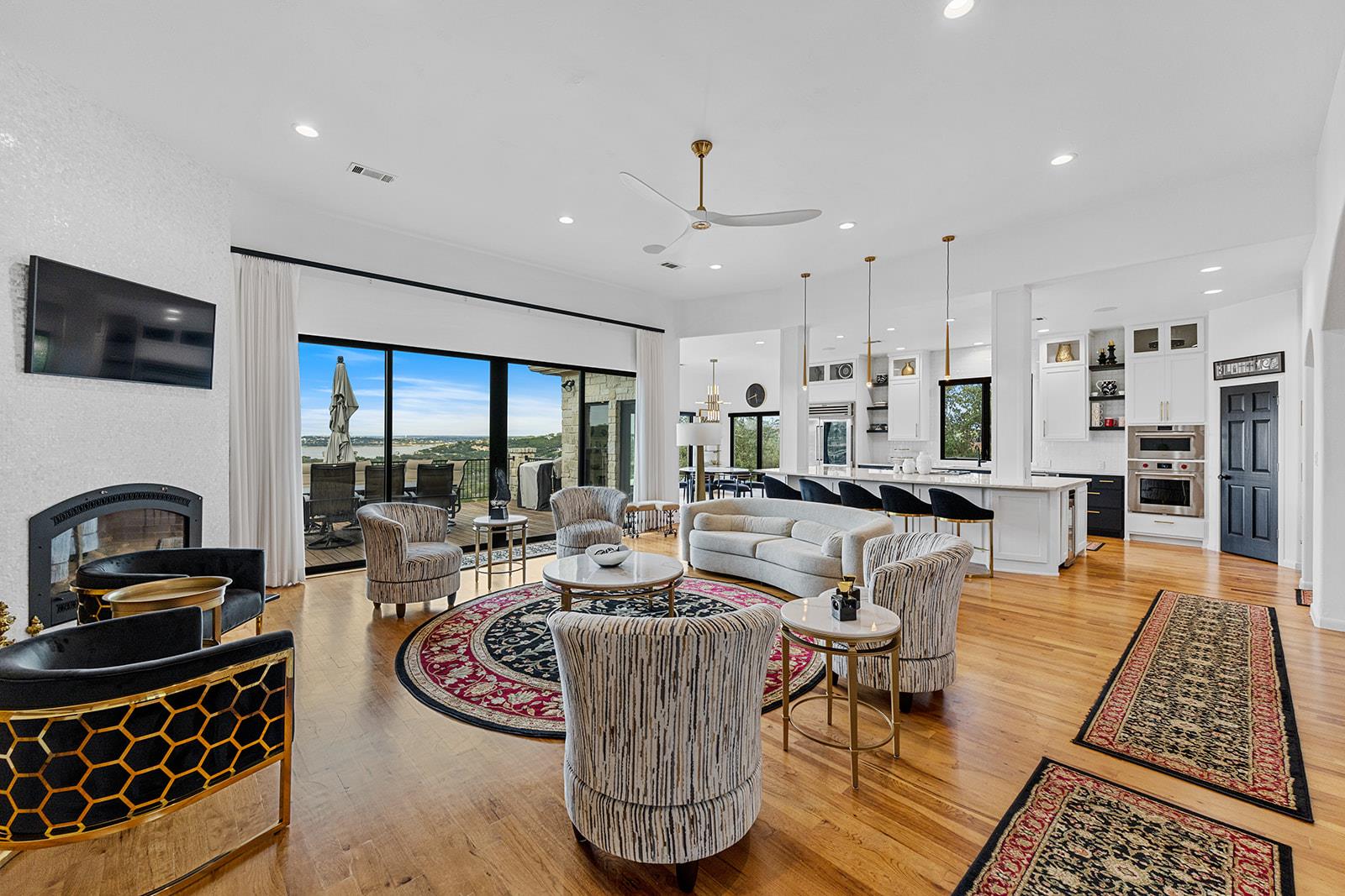 20516 Queen Bee Ln, Spicewood, TX 78669