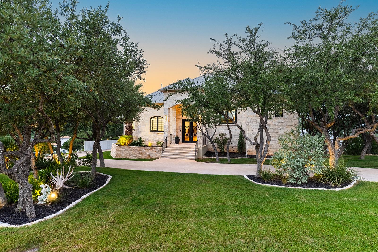 20516 Queen Bee Ln, Spicewood, TX 78669