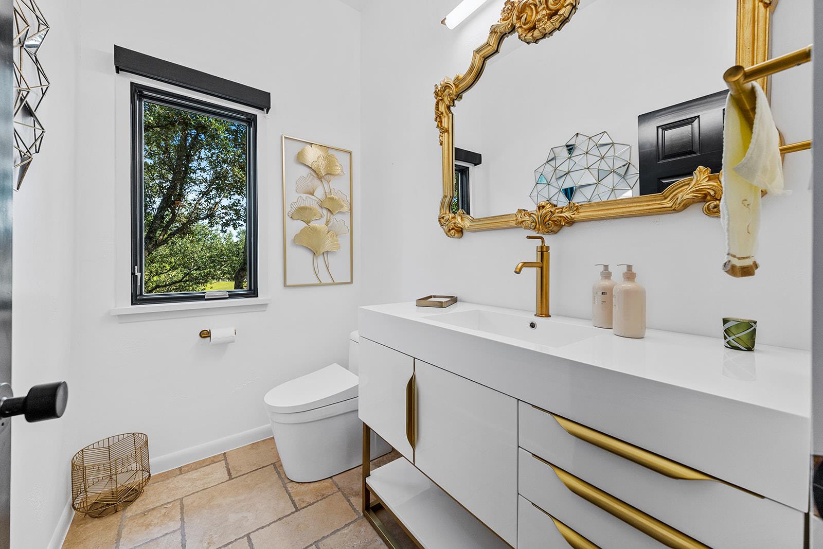 20516 Queen Bee Ln, Spicewood, TX 78669