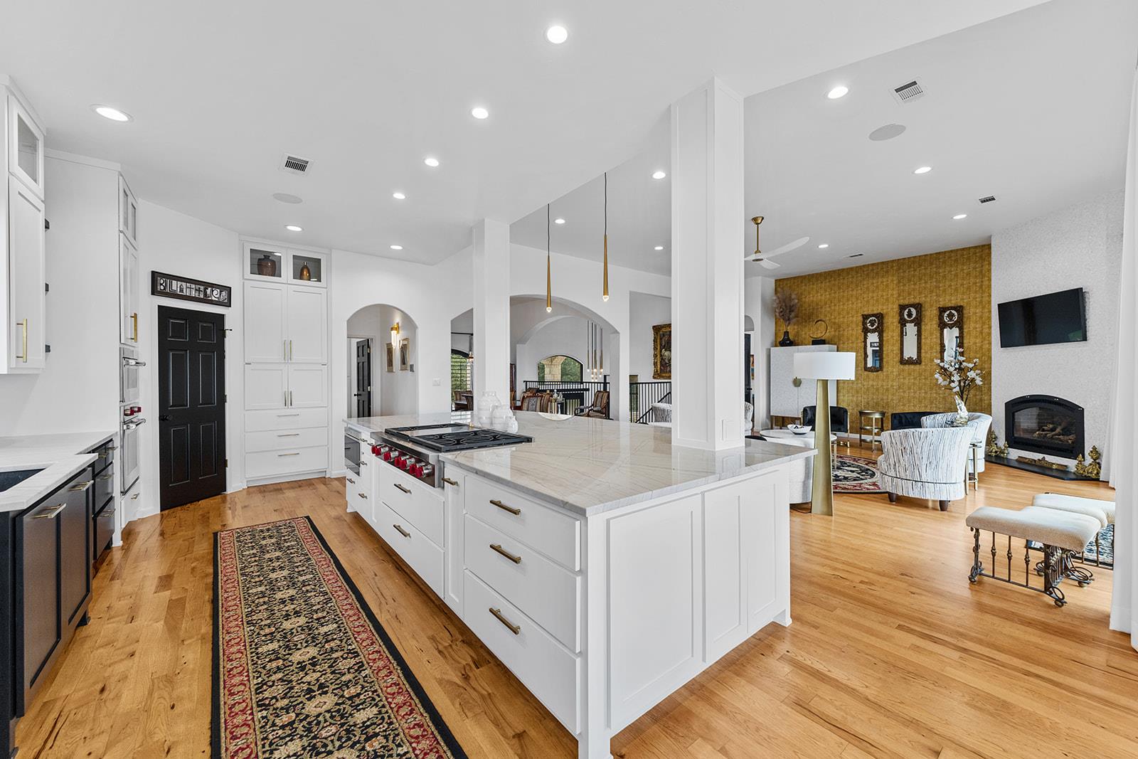 20516 Queen Bee Ln, Spicewood, TX 78669