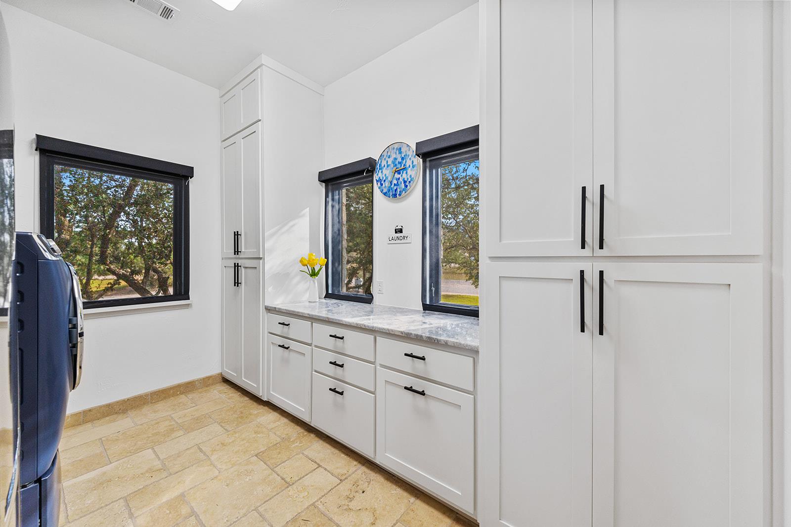 20516 Queen Bee Ln, Spicewood, TX 78669