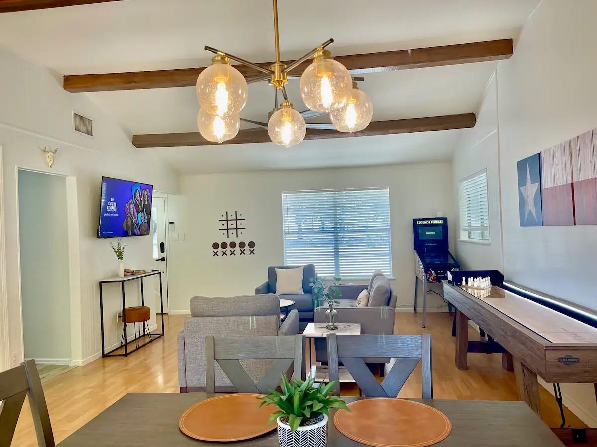 1582 Valley Dr, Canyon Lake, TX 78133