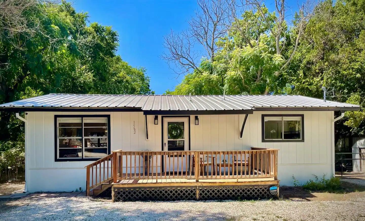 1582 Valley Dr, Canyon Lake, TX 78133