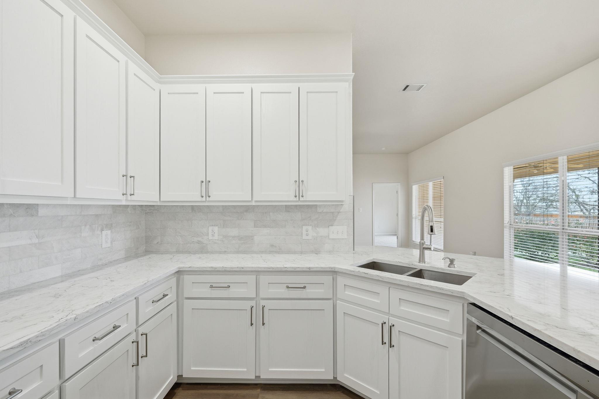 102 Bosque Dr, Hutto, TX 78634