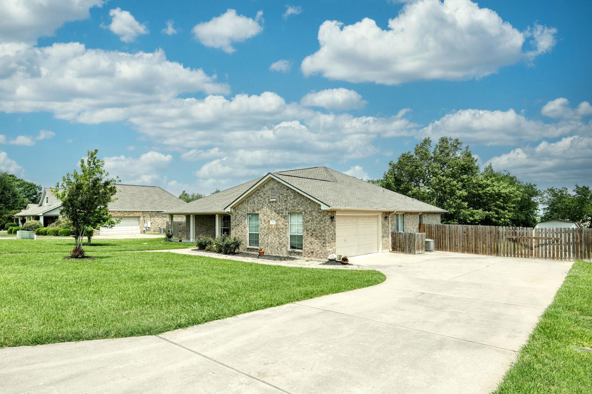 102 Bosque Dr, Hutto, TX 78634