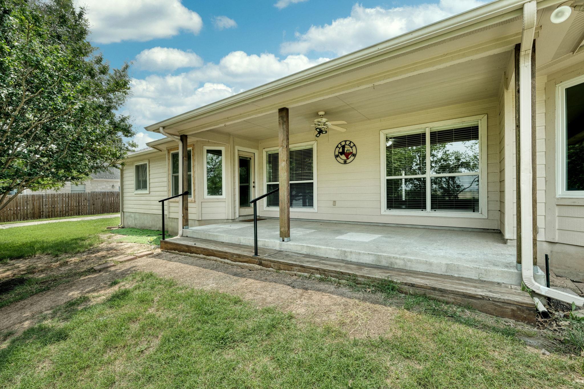102 Bosque Dr, Hutto, TX 78634