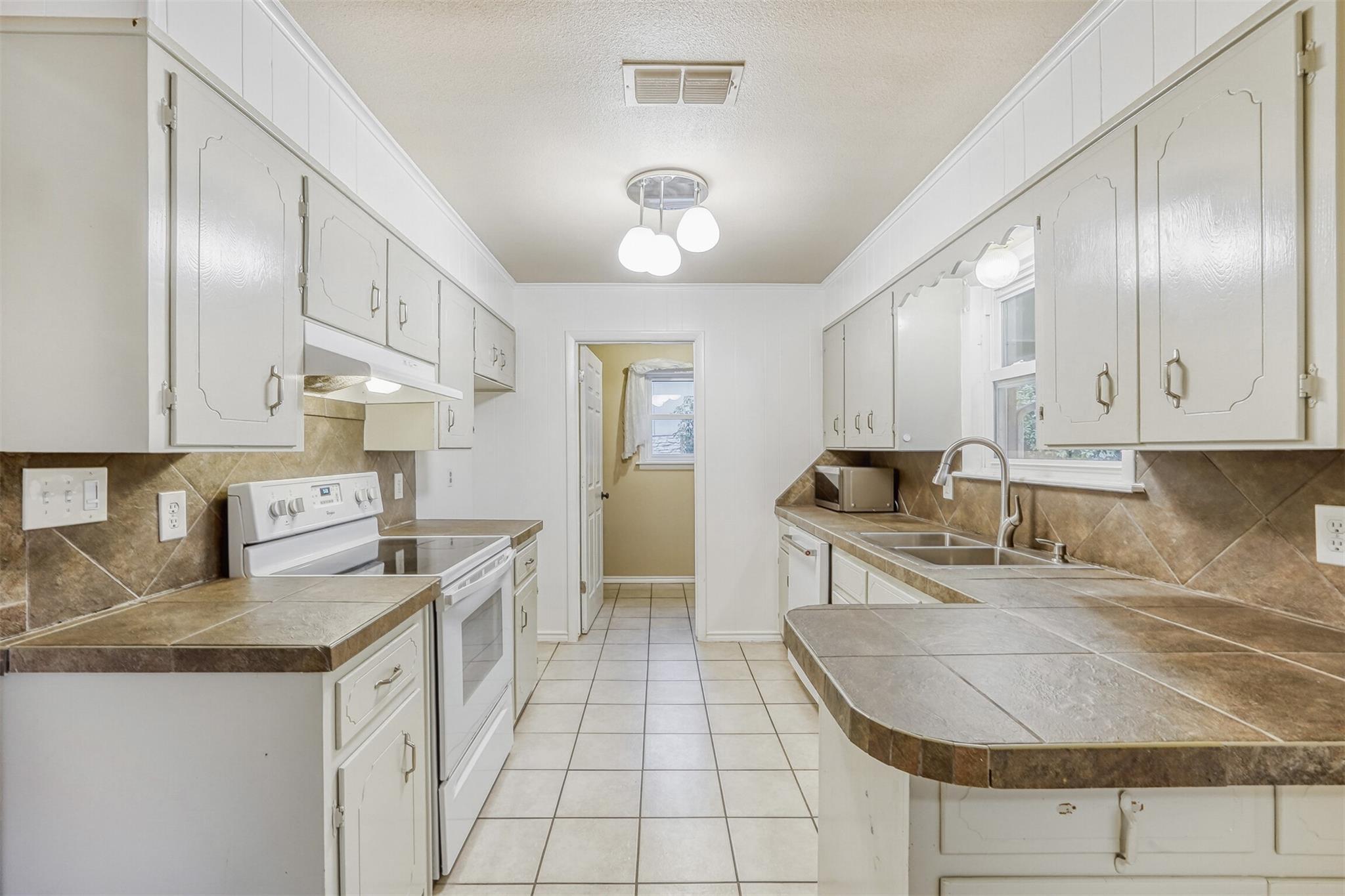 2114 Bel Air Dr, Taylor, TX 76574