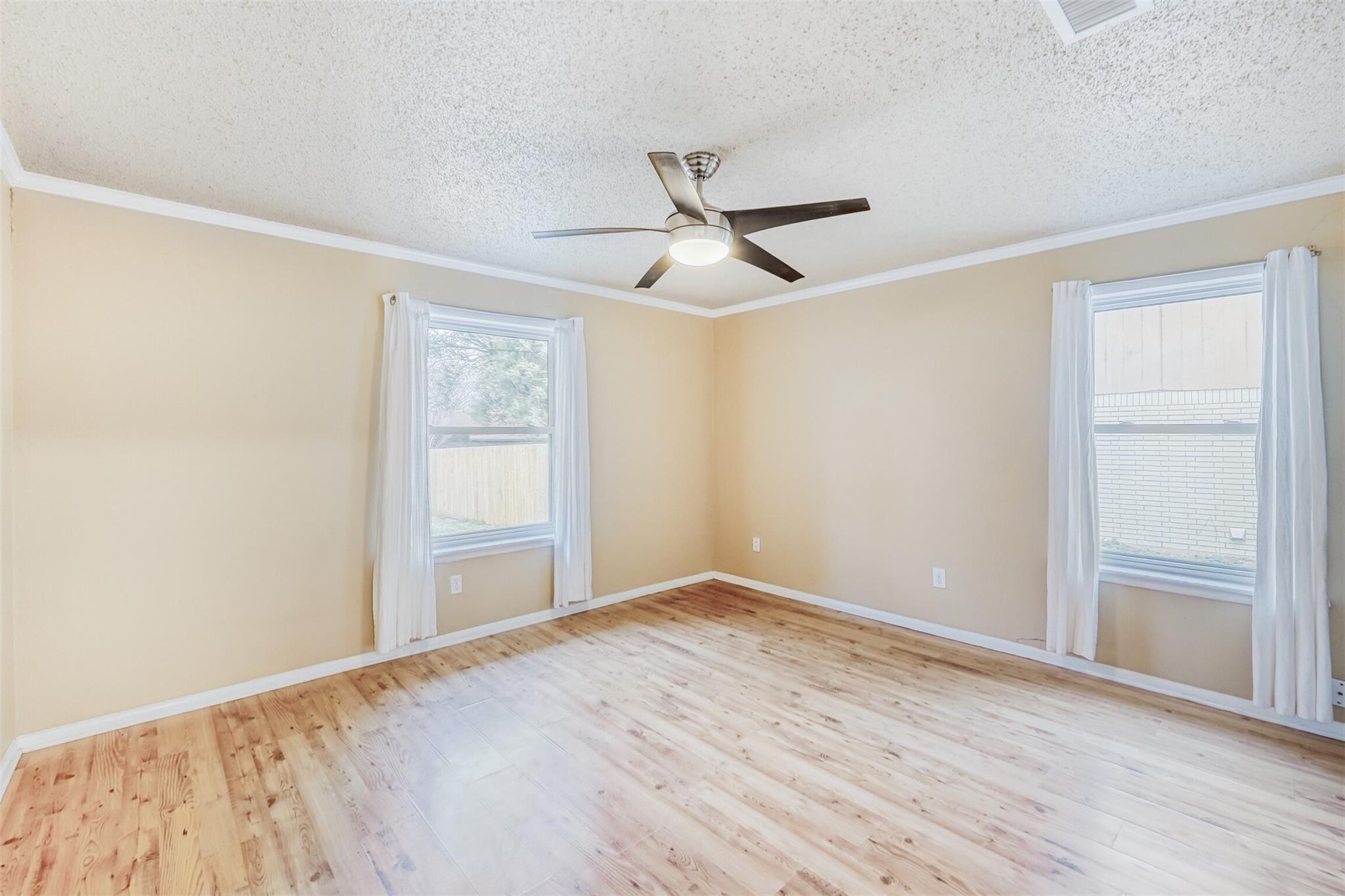 2114 Bel Air Dr, Taylor, TX 76574