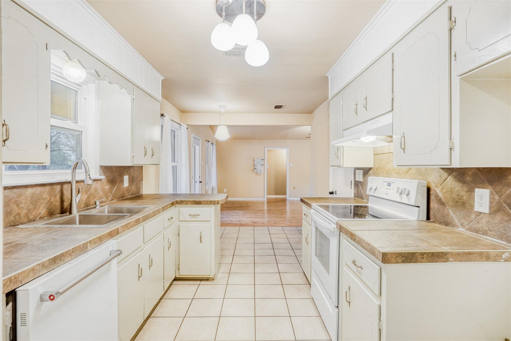 2114 Bel Air Dr, Taylor, TX 76574