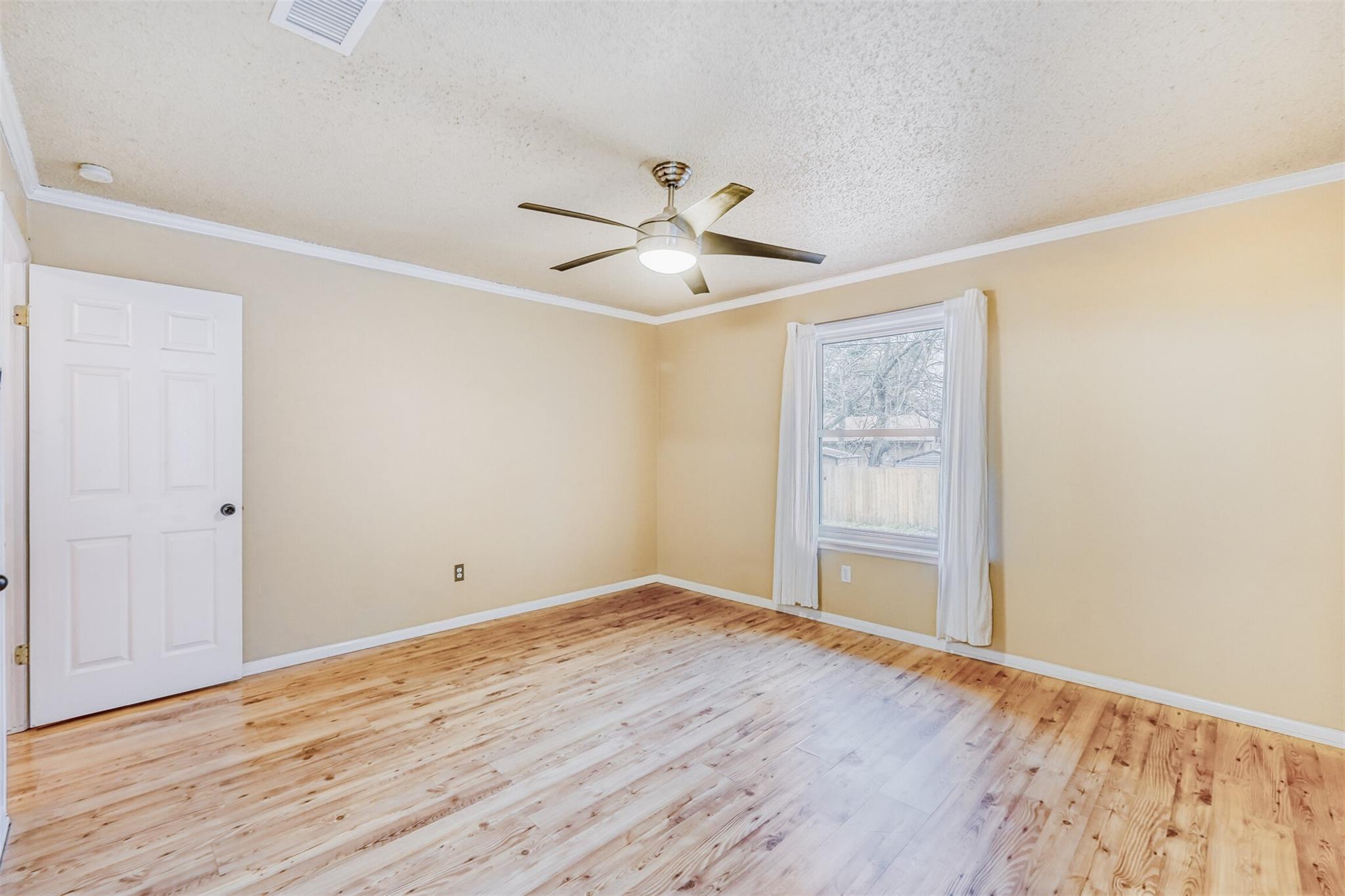 2114 Bel Air Dr, Taylor, TX 76574